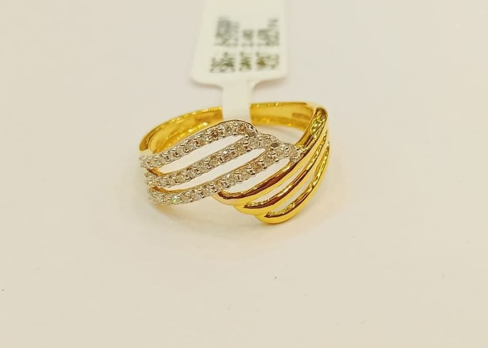 DIAMOND LADIES RING
